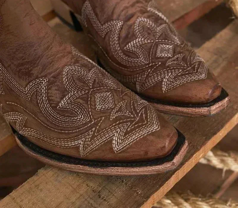 Broderede PU Læder Højhælede Cowboystøvler til Kvinder | Forårs Kollektion - Karinine