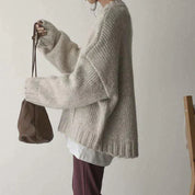 Stor elfenbensfarvet sweater med lommer foran - Omma