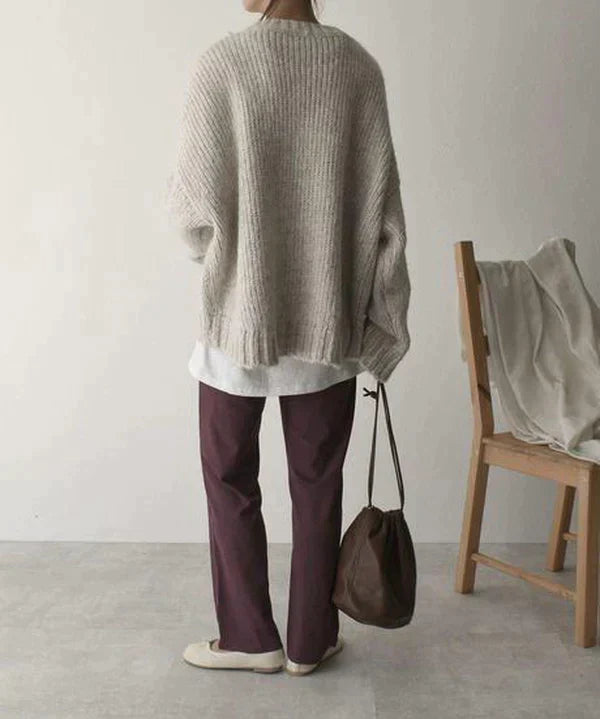 Stor elfenbensfarvet sweater med lommer foran - Omma