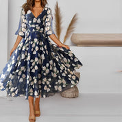 Blomstret festkjole i chiffon med bred V-udskæring - Styra