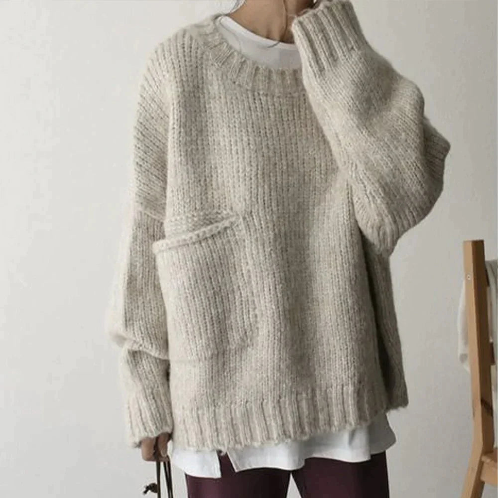 Stor elfenbensfarvet sweater med lommer foran - Omma