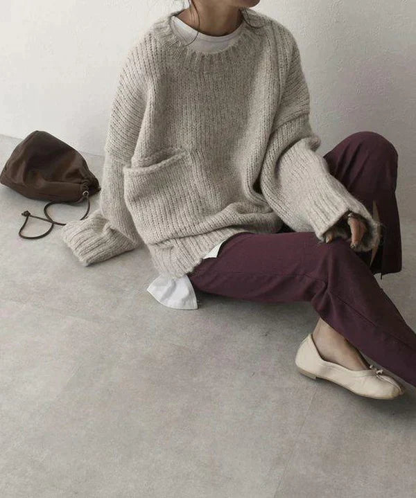 Stor elfenbensfarvet sweater med lommer foran - Omma