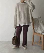 Stor elfenbensfarvet sweater med lommer foran - Omma