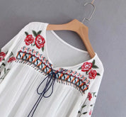 Boho broderet bluse med ballonærmer og kvast bindeudskæring - Werono