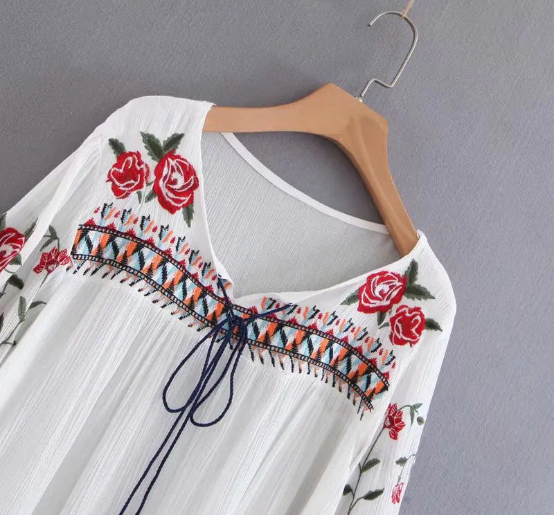 Boho broderet bluse med ballonærmer og kvast bindeudskæring - Werono