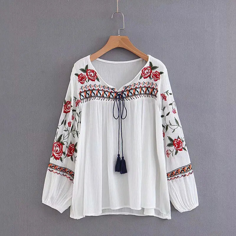 Boho broderet bluse med ballonærmer og kvast bindeudskæring - Werono