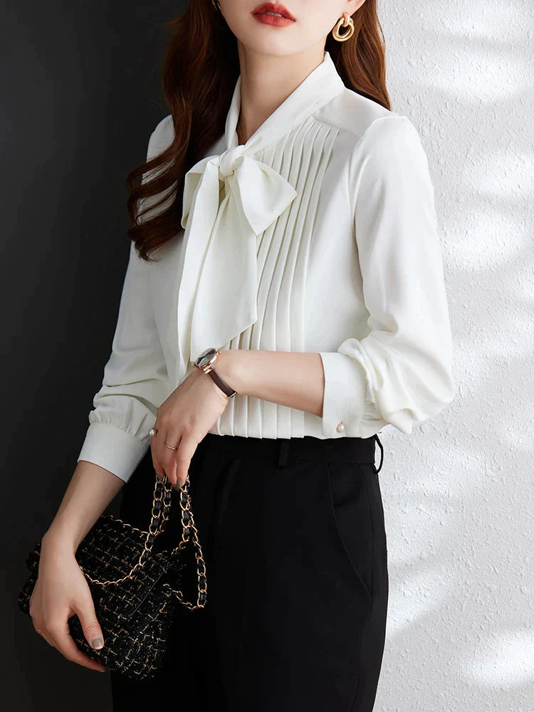 Camellia | Elegant bluse med knapsløjfe
