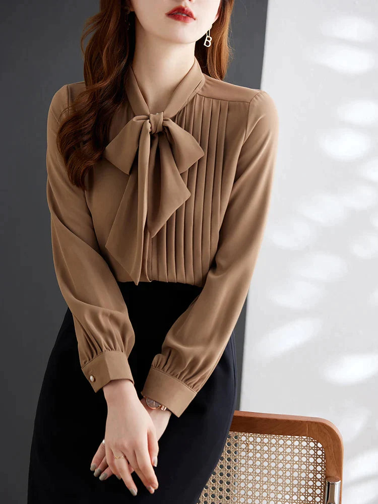 Camellia | Elegant bluse med knapsløjfe