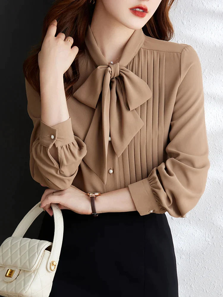 Camellia | Elegant bluse med knapsløjfe