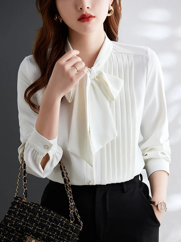 Camellia | Elegant bluse med knapsløjfe