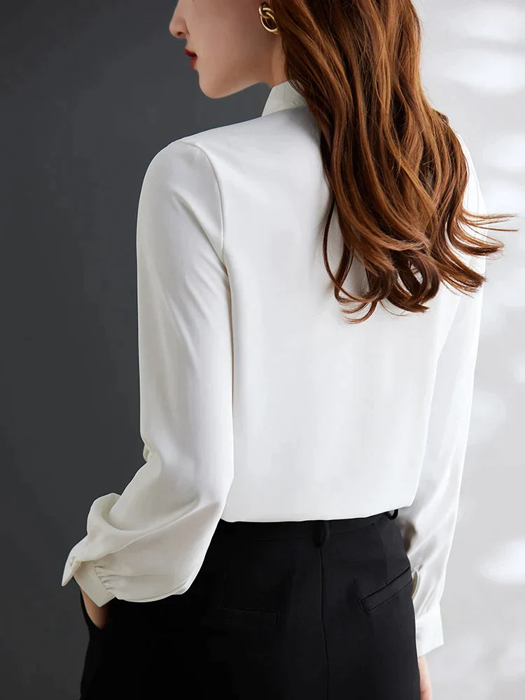 Camellia | Elegant bluse med knapsløjfe