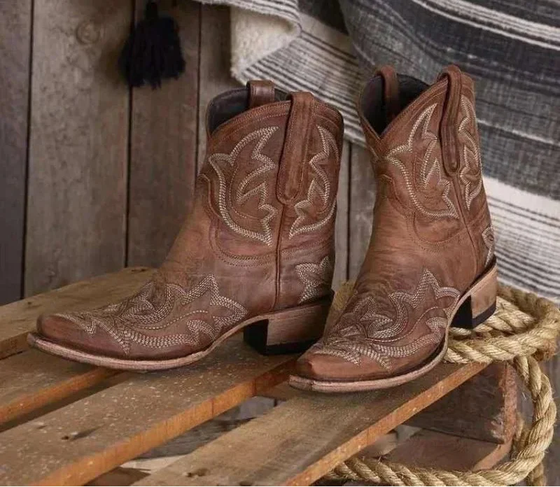 Broderede PU Læder Højhælede Cowboystøvler til Kvinder | Forårs Kollektion - Karinine