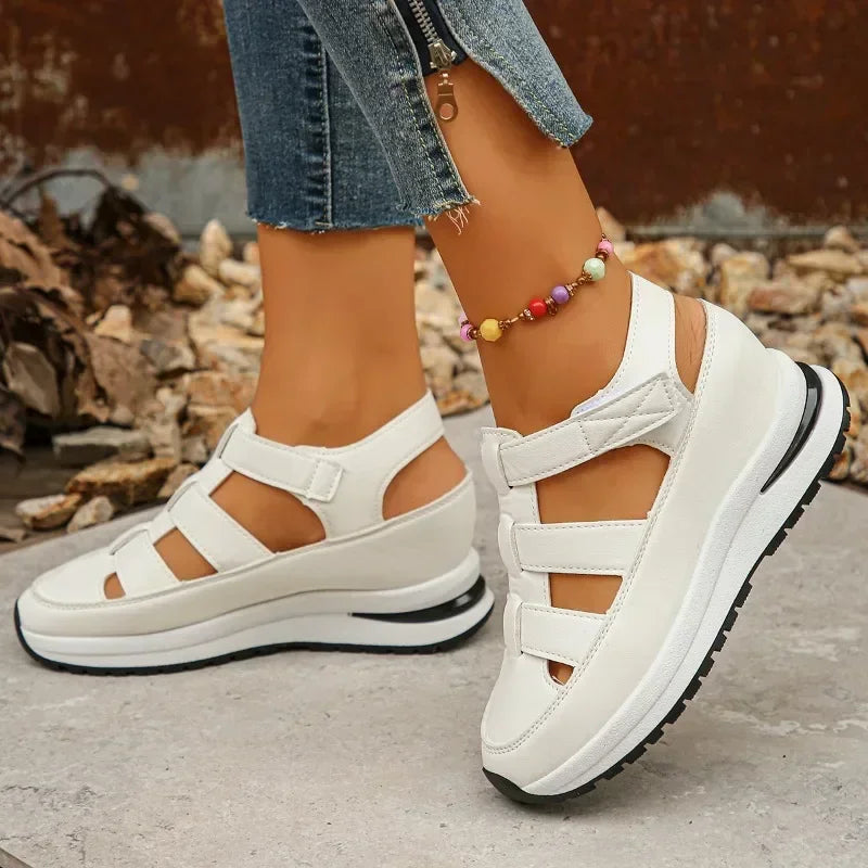 Sporty plateau-sandaler med velcroremme og udskåret design - Revenia