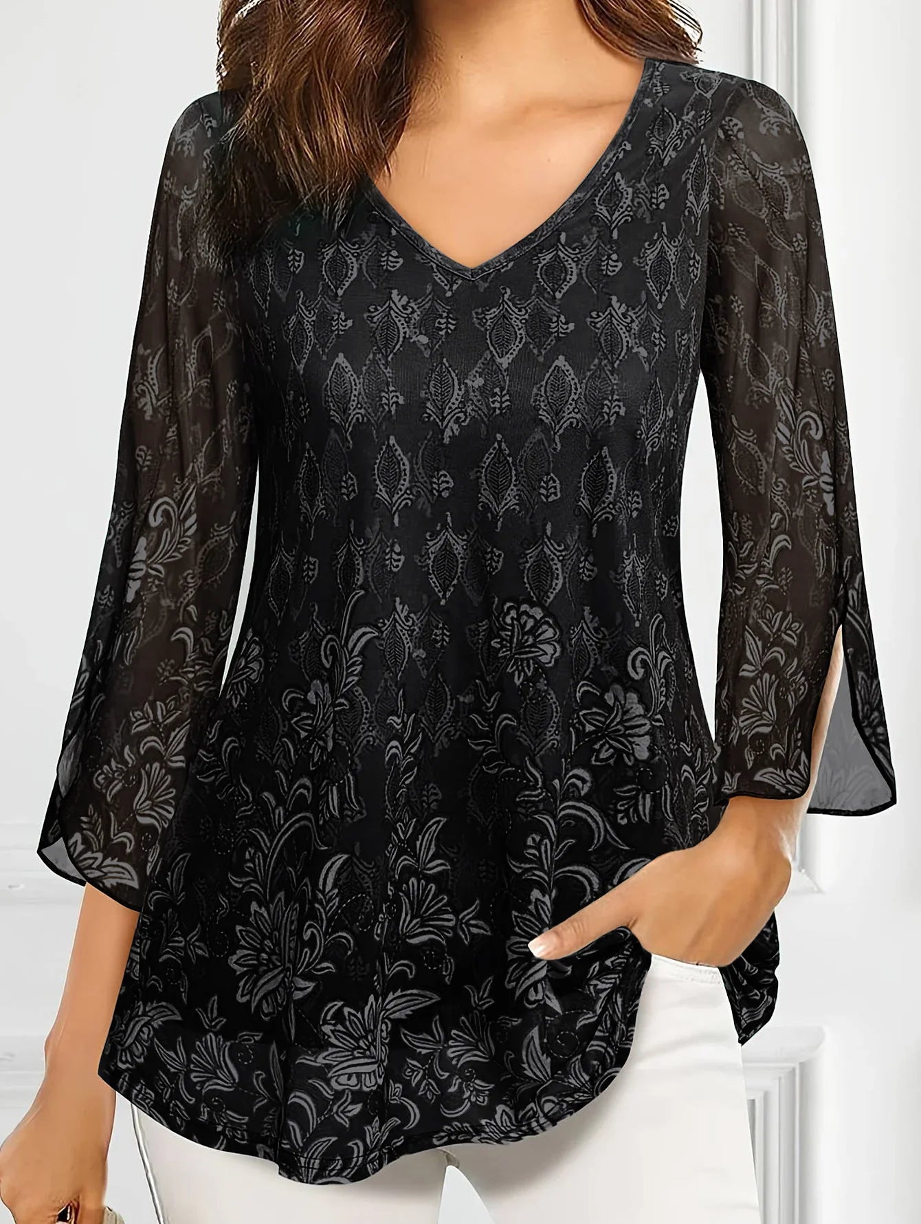 Blomstret Jacquard bluse med V-hals og gennemsigtige split-klokkeærmer - Ivona