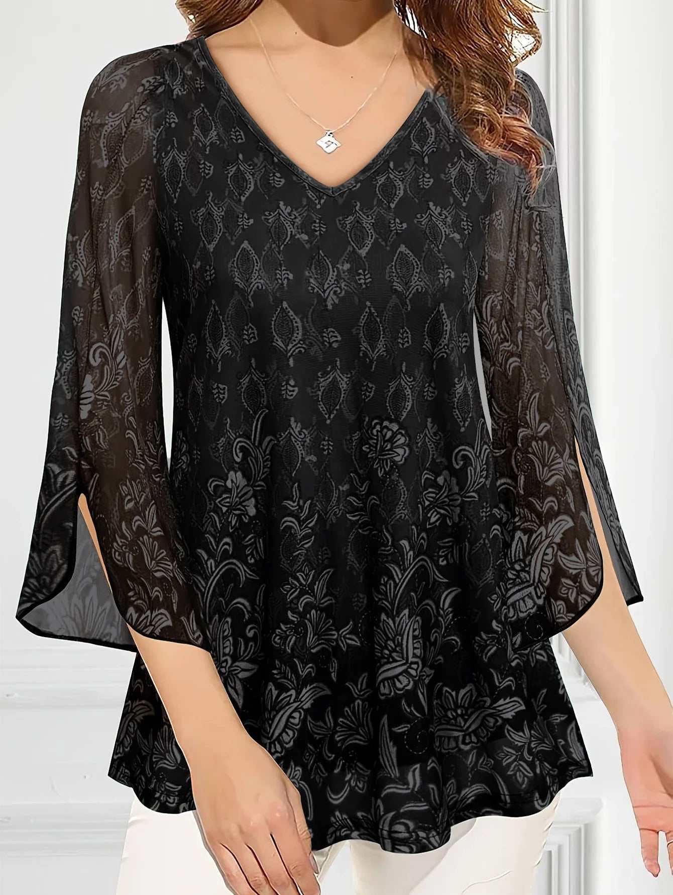 Blomstret Jacquard bluse med V-hals og gennemsigtige split-klokkeærmer - Ivona