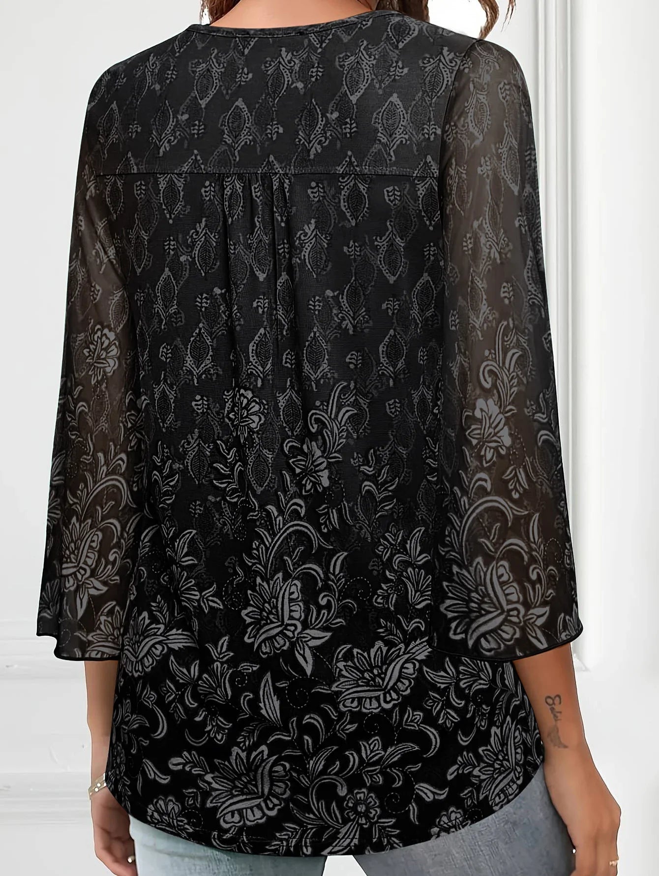 Blomstret Jacquard bluse med V-hals og gennemsigtige split-klokkeærmer - Ivona
