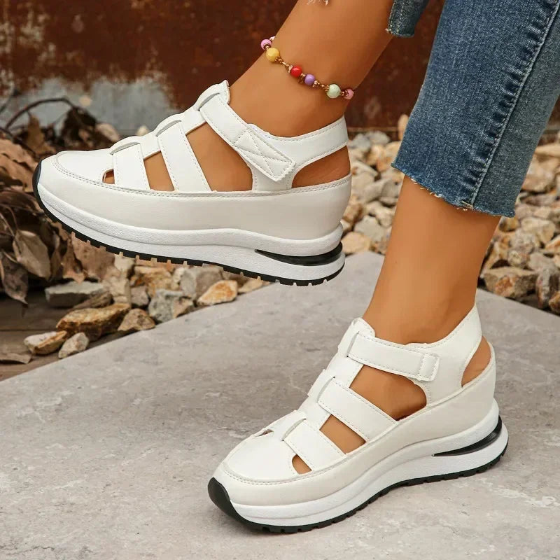 Sporty plateau-sandaler med velcroremme og udskåret design - Revenia