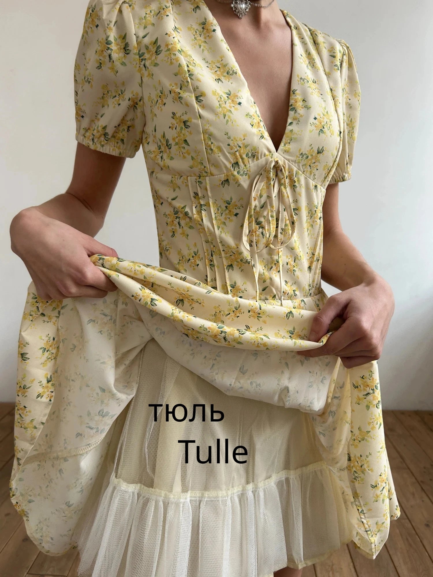 Gul Kjole med Blomsterdesign – Ideel til Sommerfester - Flasia