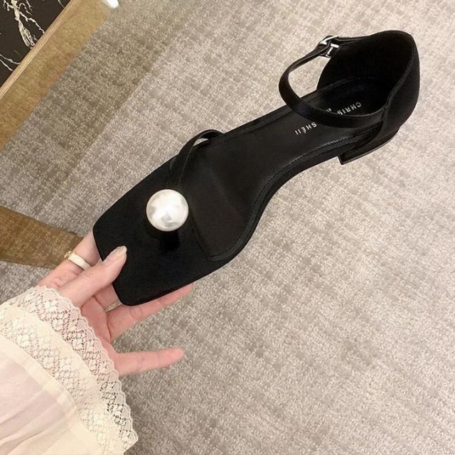 Flade sandaler med perledekoration - Mora