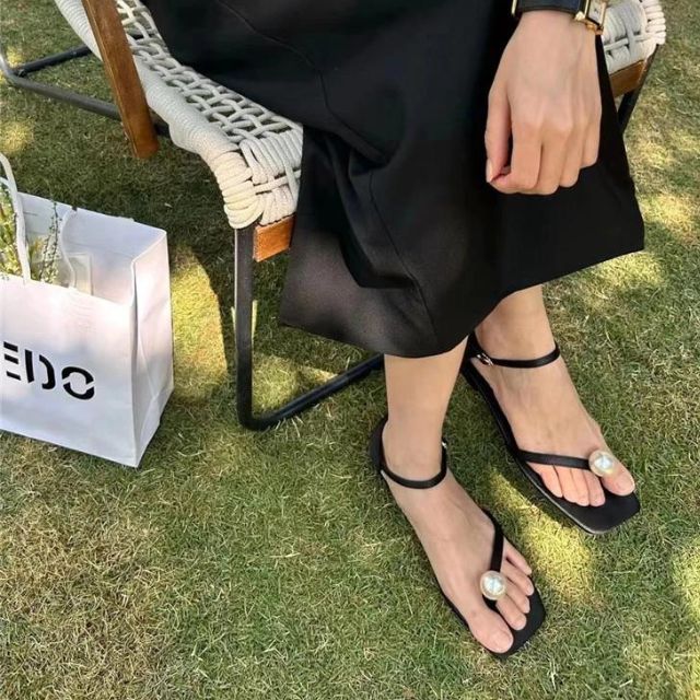 Flade sandaler med perledekoration - Mora