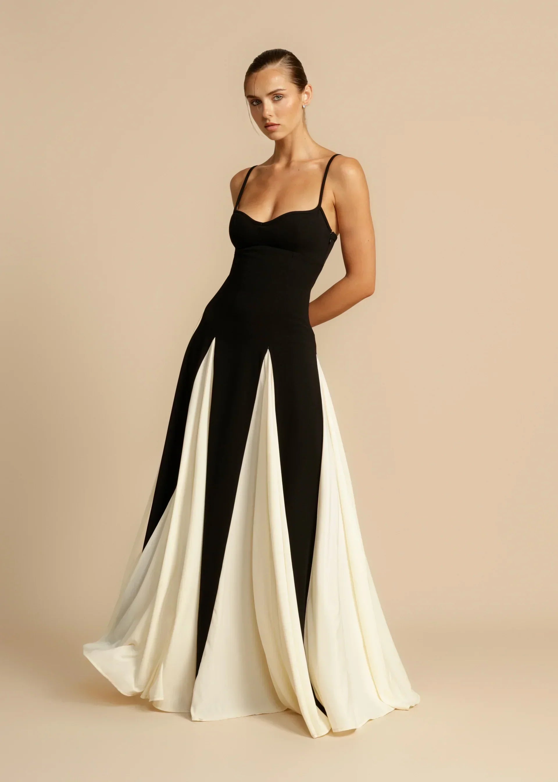 Lang elegant kjole i sort og hvidt design - Lunas