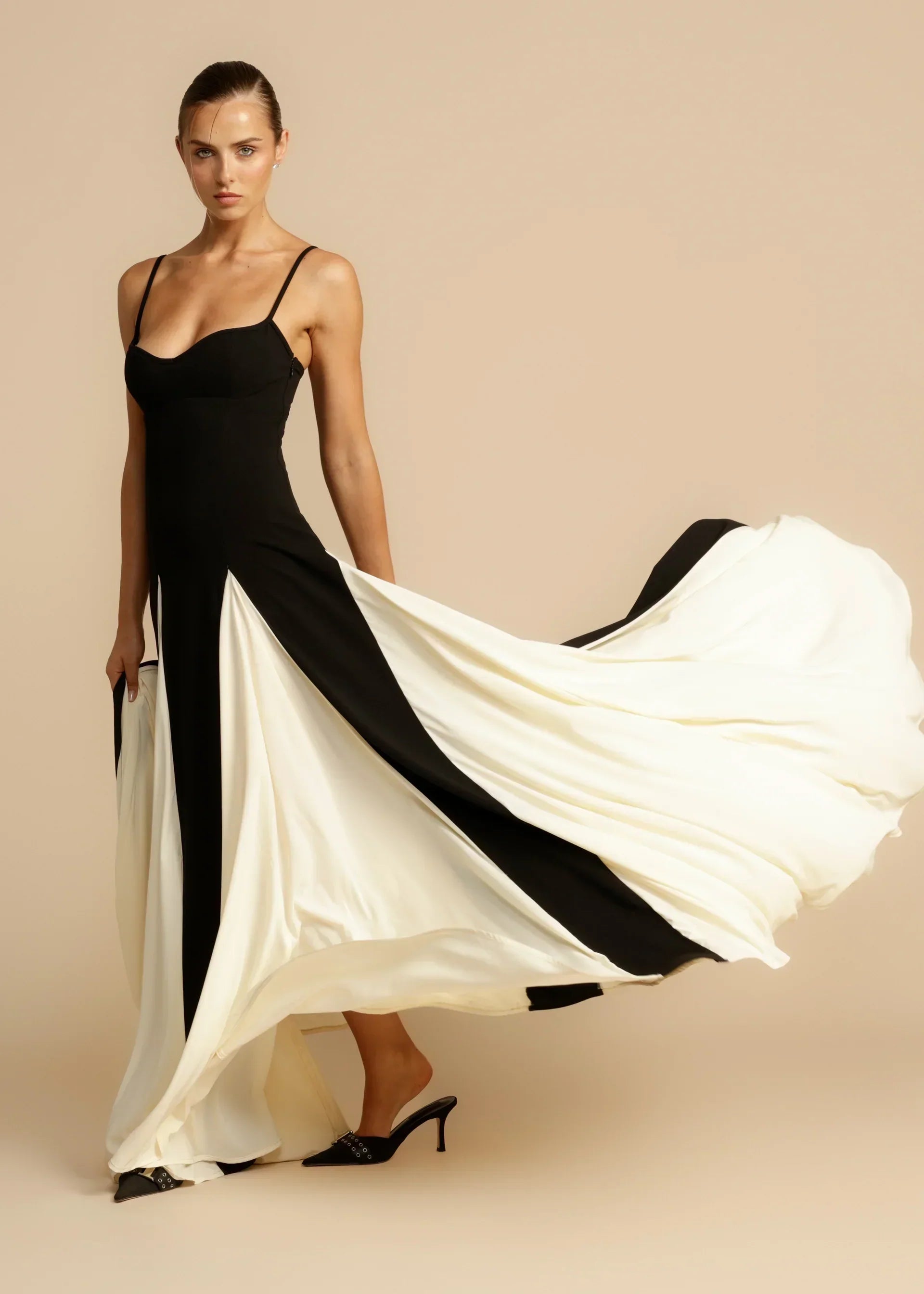 Lang elegant kjole i sort og hvidt design - Lunas