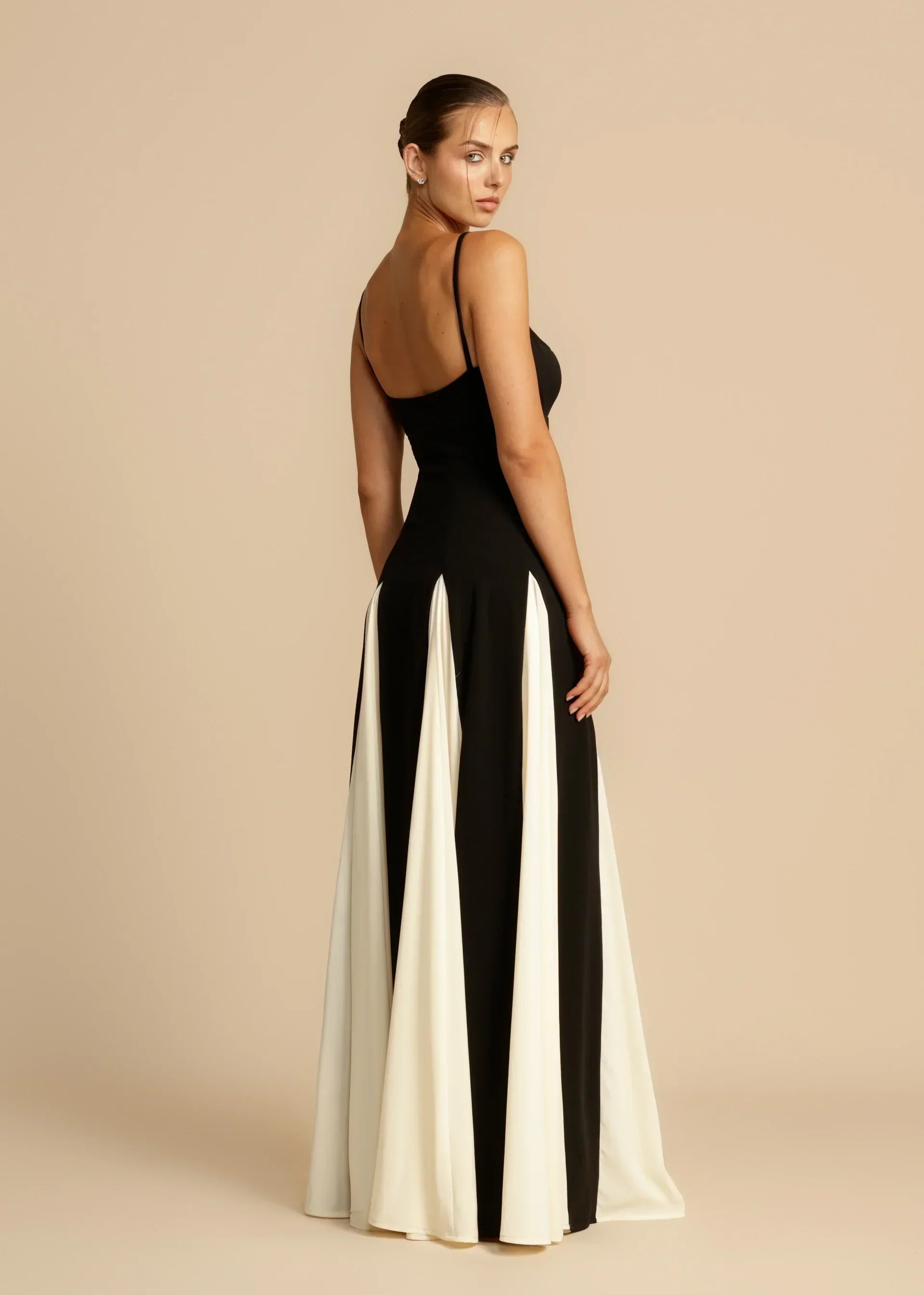 Lang elegant kjole i sort og hvidt design - Lunas