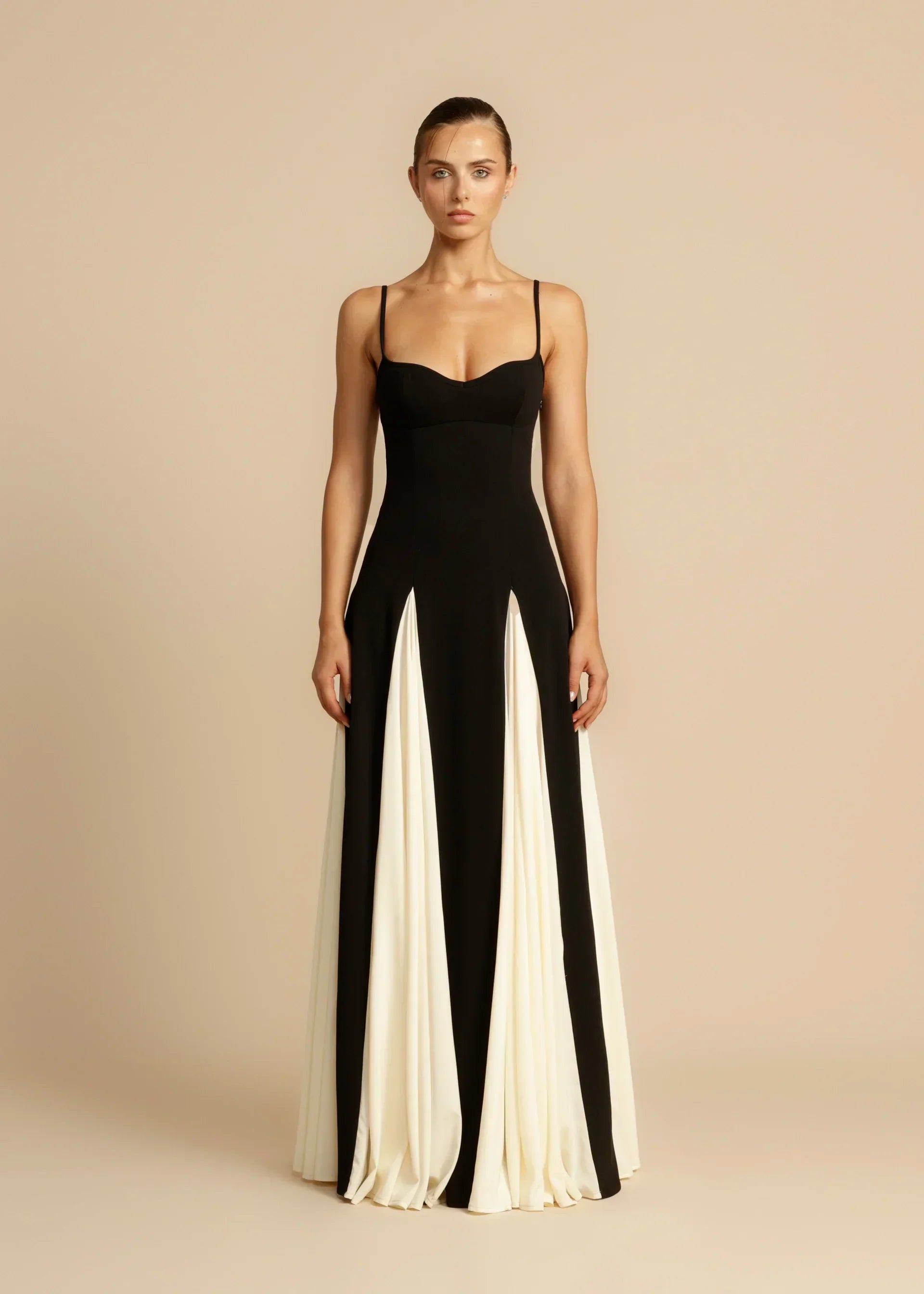 Lang elegant kjole i sort og hvidt design - Lunas