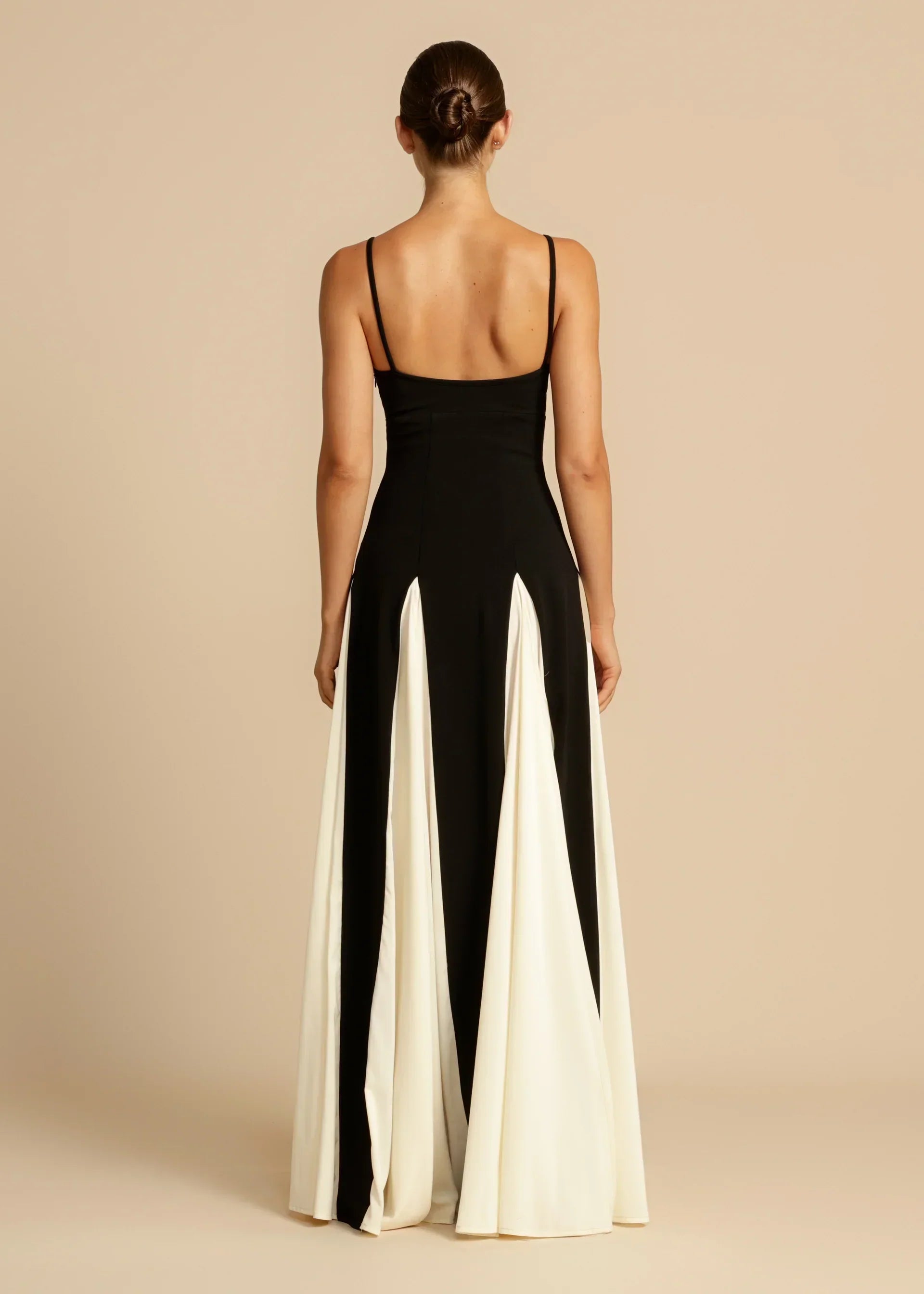 Lang elegant kjole i sort og hvidt design - Lunas