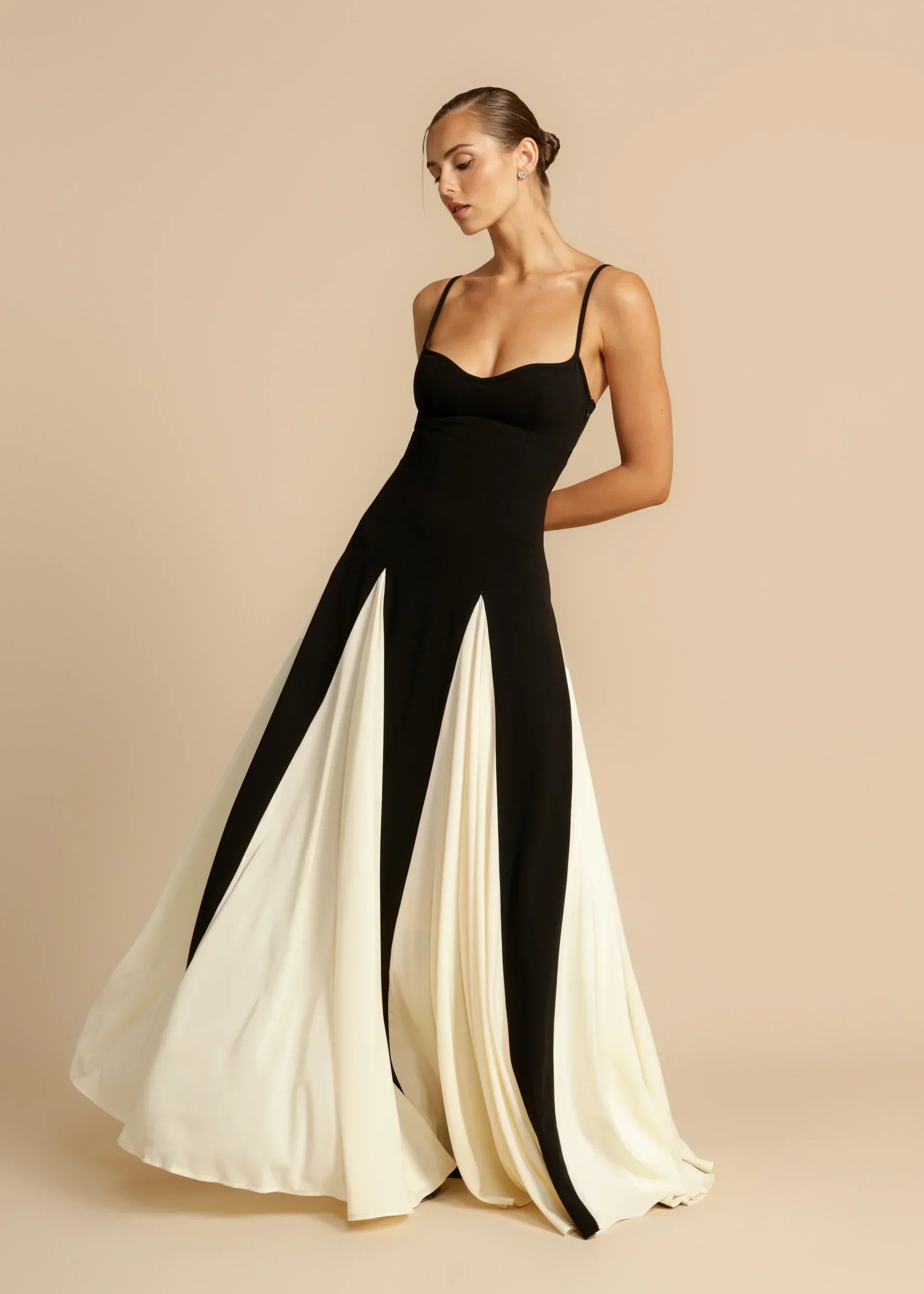 Lang elegant kjole i sort og hvidt design - Lunas