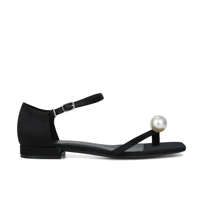 Flade sandaler med perledekoration - Mora