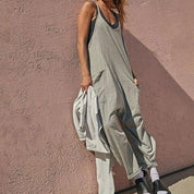 Ishani - Minimalistisk jumpsuit med lommer og V-udskæring